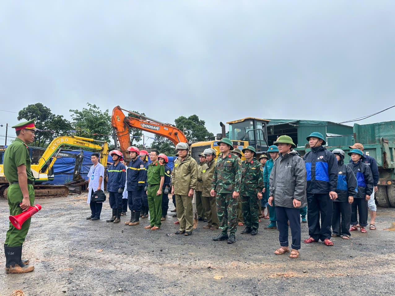 Hướng Phùng thực tập phương án cứu nạn, cứu hộ tình huống sạt lở đất đá
